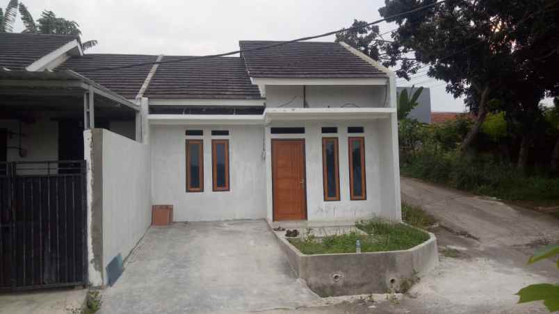 dijual rumah dago parung panjang