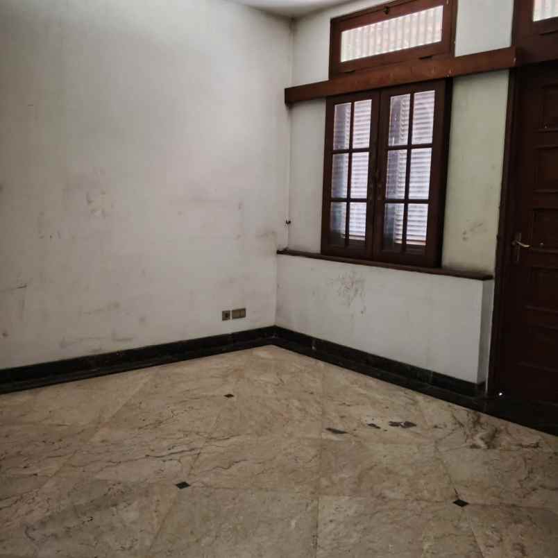 dijual rumah dengan swimming pool di pondok indah