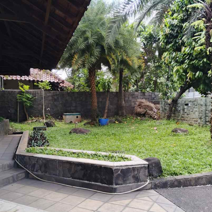 dijual rumah dengan swimming pool di pondok indah