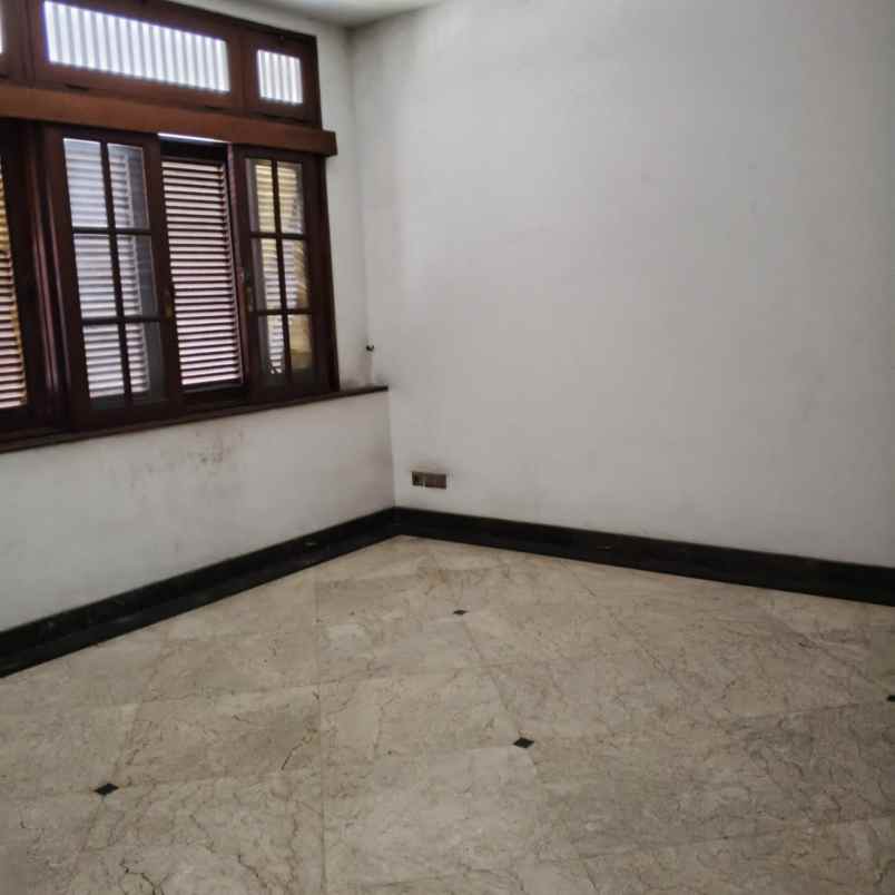 dijual rumah dengan swimming pool di pondok indah