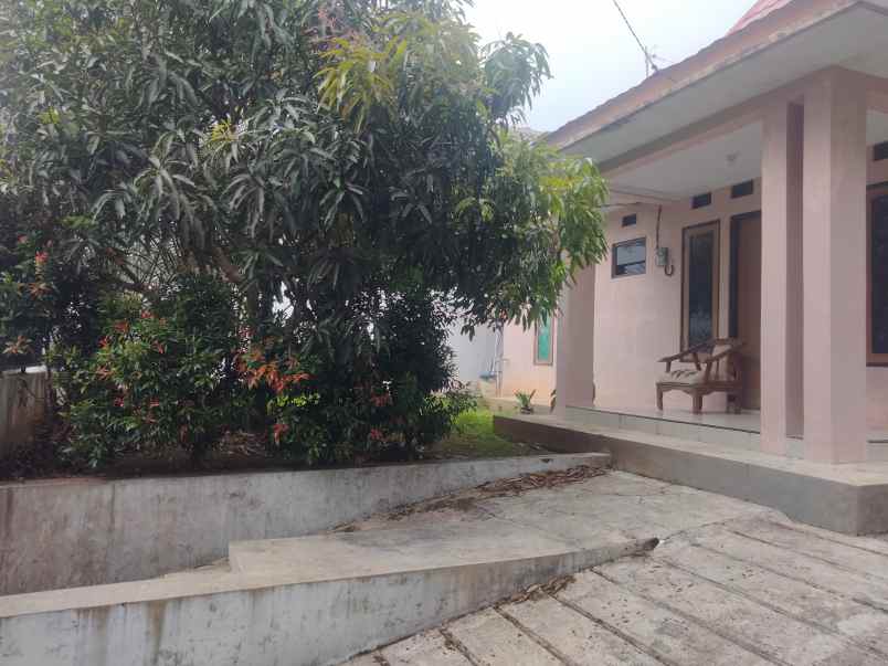 dijual rumah dgn halaman depan dan belakang luas