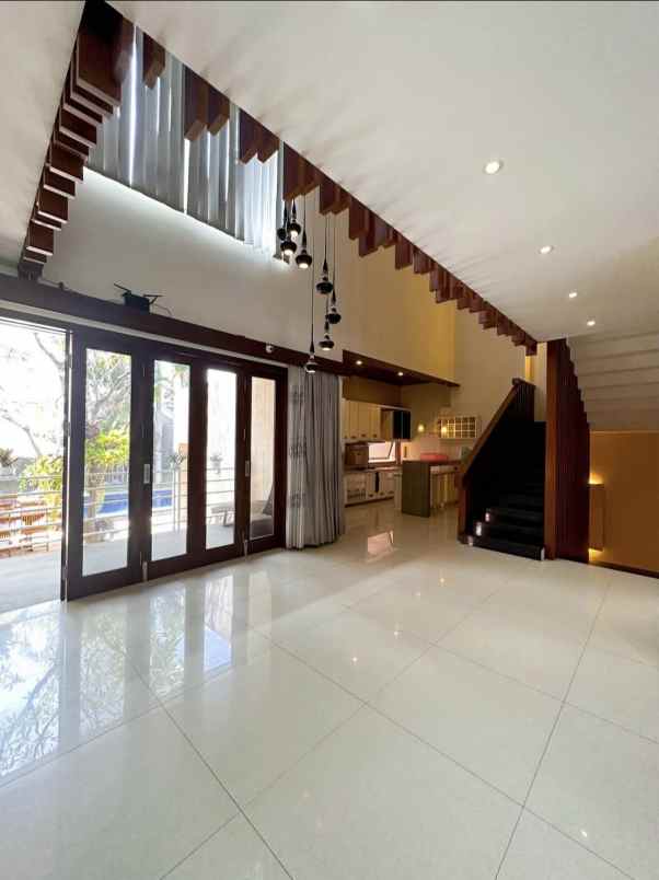 dijual rumah jalan gunung catur