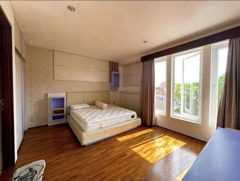 dijual rumah jalan gunung catur