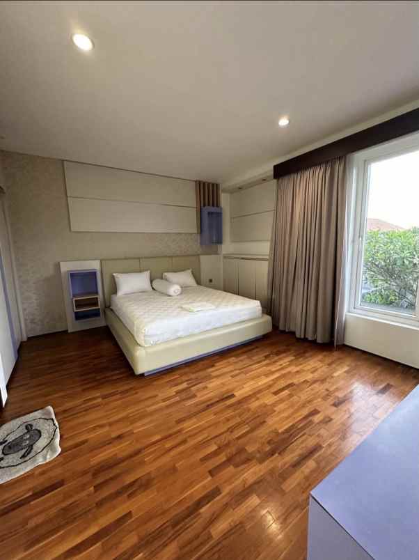 dijual rumah jalan gunung catur