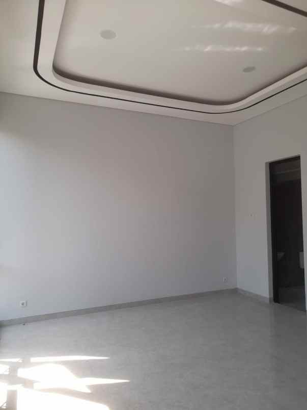 dijual rumah jalan manyar tirtoyoso