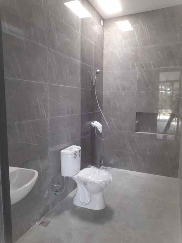 dijual rumah jalan manyar tirtoyoso