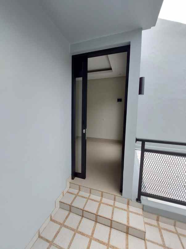 dijual rumah jalan raya buana gardenia