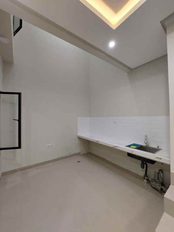 dijual rumah jalan raya buana gardenia