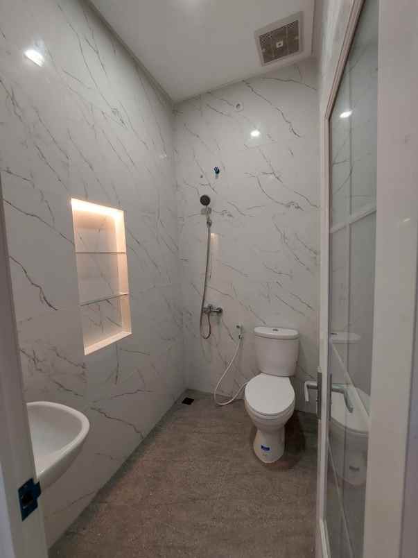 dijual rumah jalan raya buana gardenia