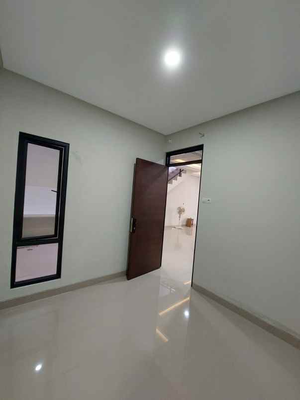 dijual rumah jalan raya buana gardenia