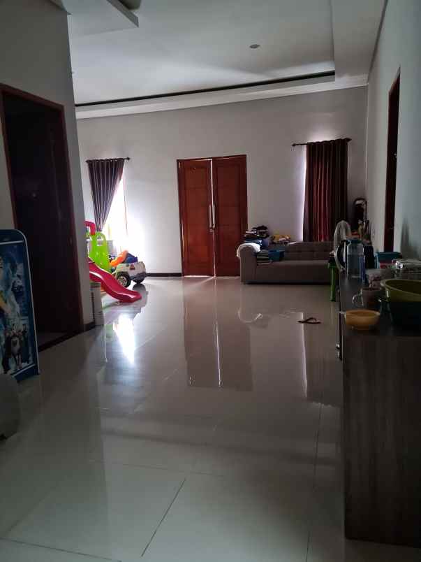 dijual rumah jalan taman internasional