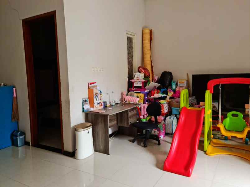 dijual rumah jalan taman internasional