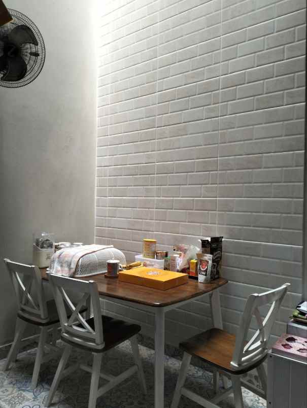 dijual rumah jl dr ratna