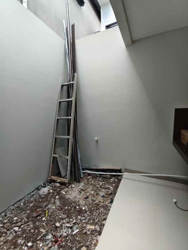 dijual rumah jl jupiter komplek