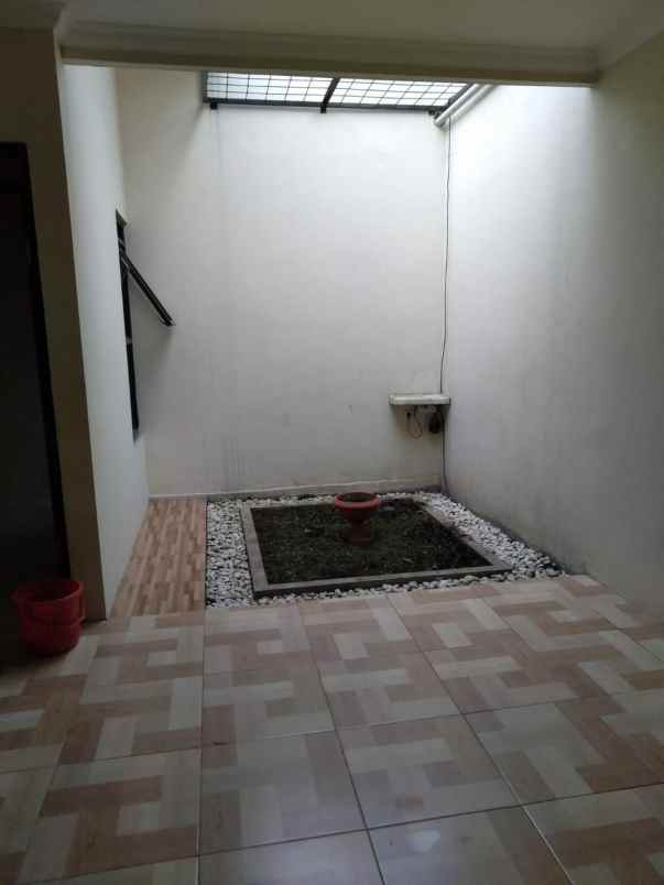 dijual rumah jl propelat saturnus