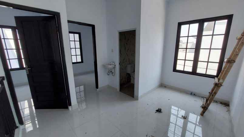 dijual rumah jl putri tunggal