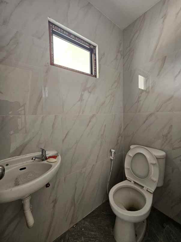 dijual rumah jl raya kalimulya cilodong