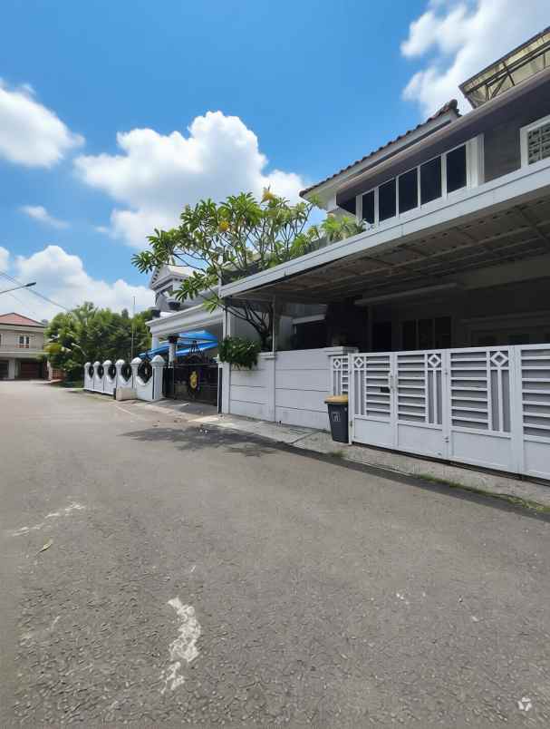 dijual rumah jl raya komplek pondok