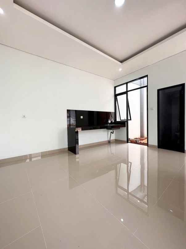 dijual rumah jl raya mabes hankam