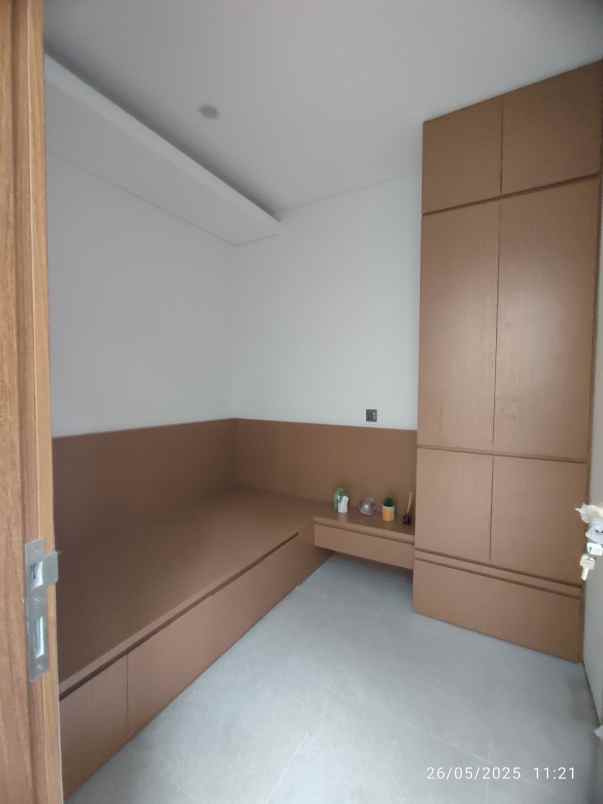 dijual rumah jlm raya limo depok