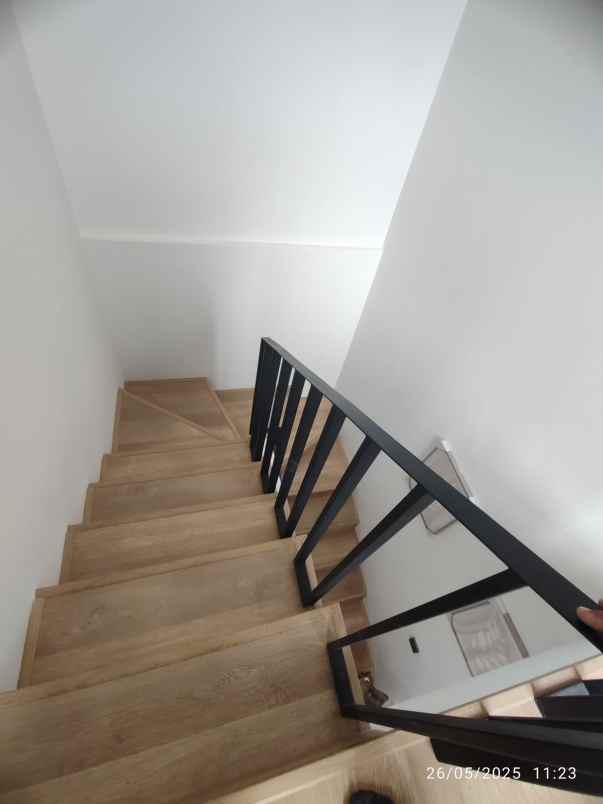 dijual rumah jlm raya limo depok