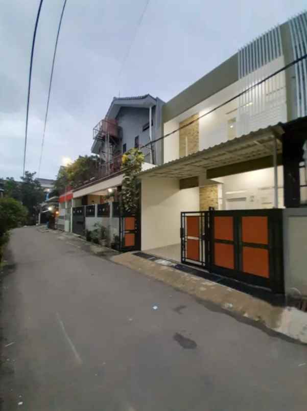 dijual rumah jln raya srengsemg sawah
