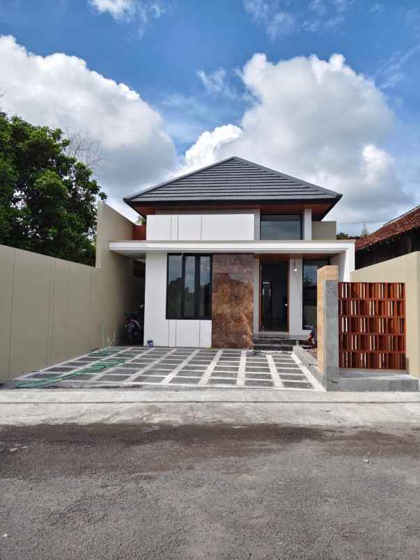 dijual rumah kaliurang km 10