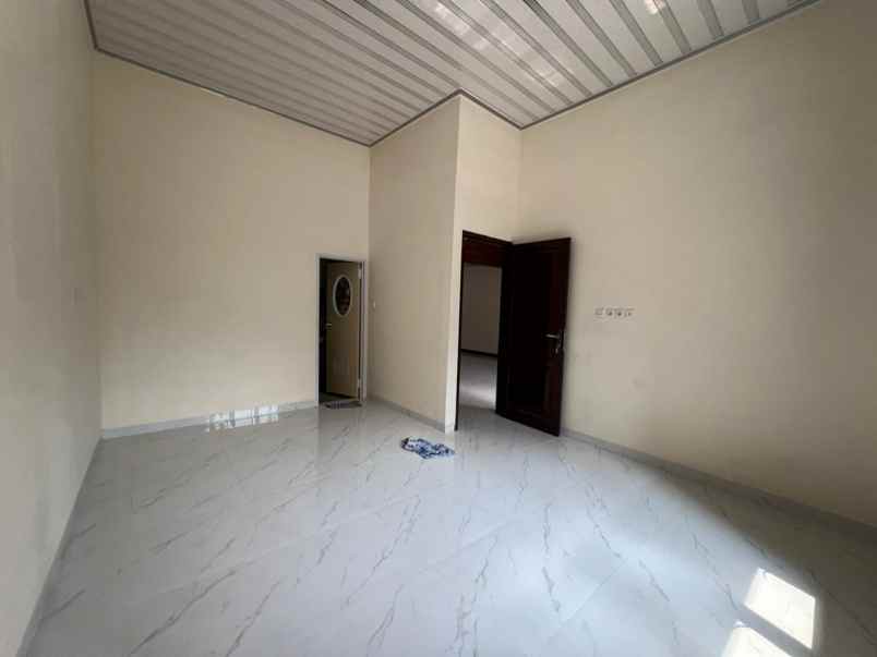 dijual rumah kelapa dua wetan ciracas