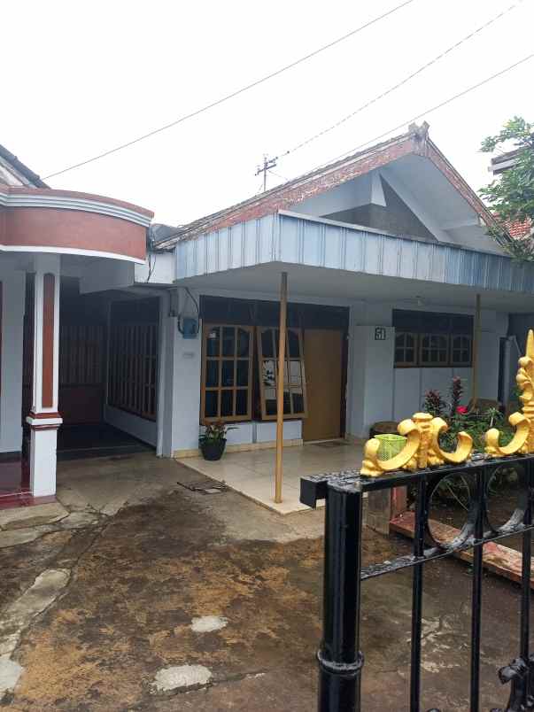 dijual rumah milik pribadi 2 bangunan