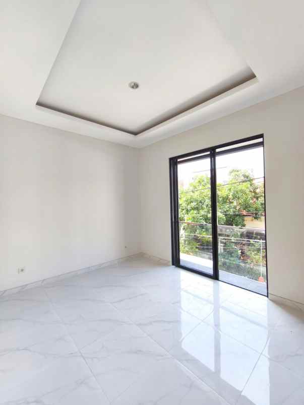 dijual rumah mulyosari utara