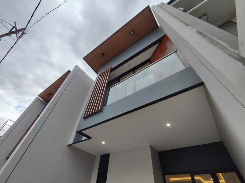 dijual rumah mulyosari utara