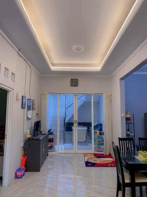 dijual rumah perumahan kebraon