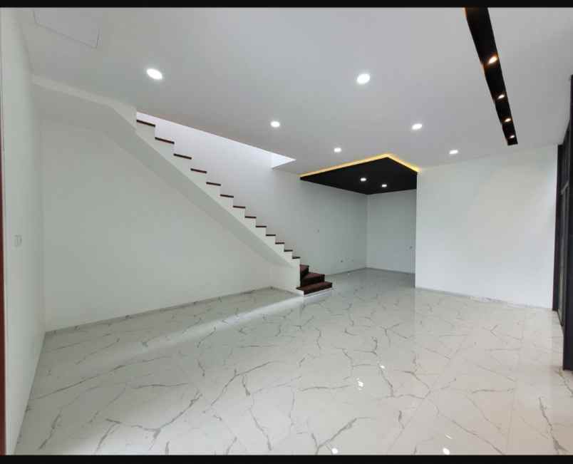 dijual rumah setraduta