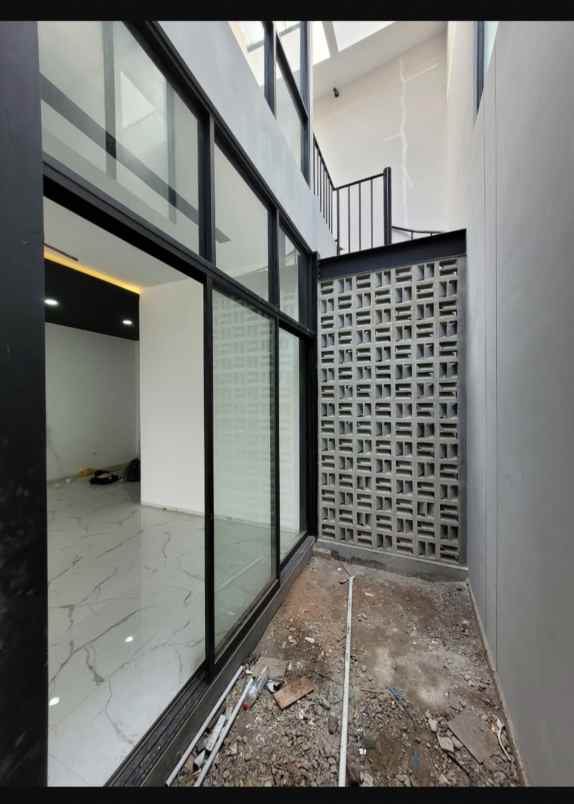 dijual rumah setraduta