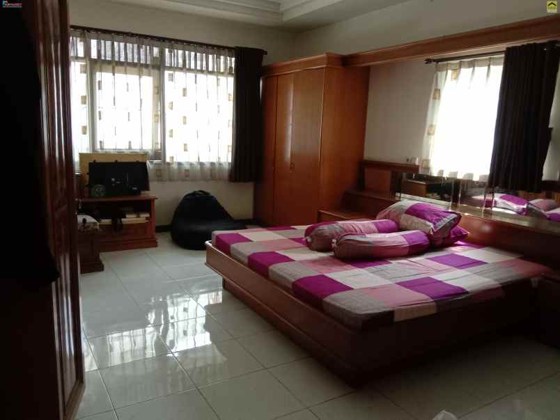 dijual rumah setrasari sukajadi kota