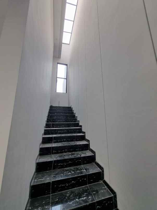 dijual rumah taman gayungsari