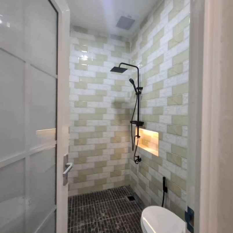 dijual rumah taman harapan baru kota