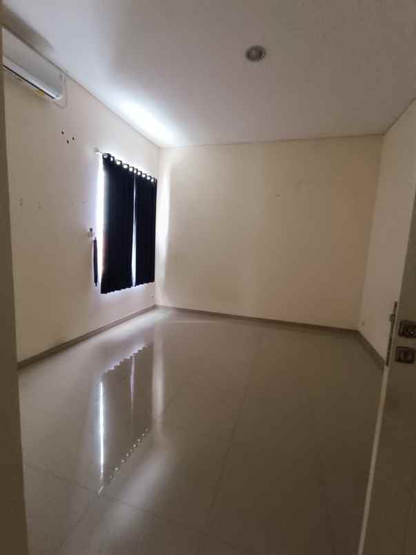 dijual rumah taman wiguna