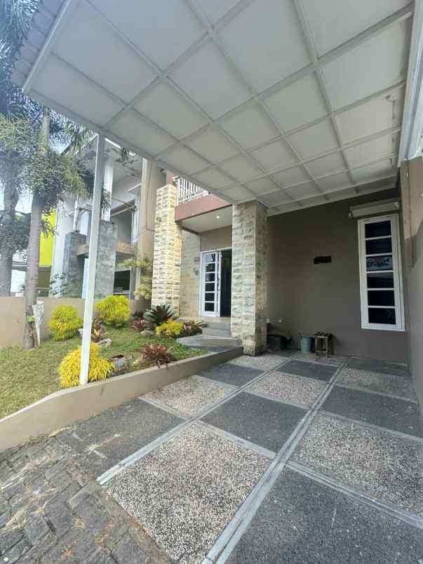 dijual rumah villa full furnish lokasi temas kota batu