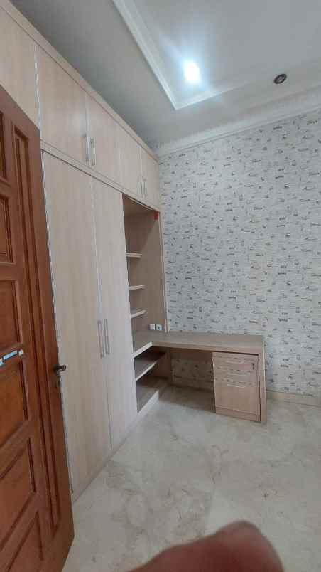 dijual rumah villa permata gading