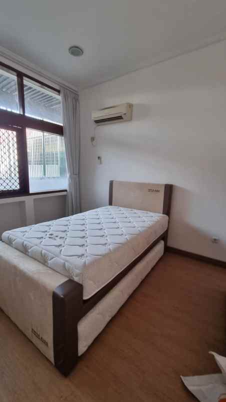 disewakan rumah jalan kembangan timur