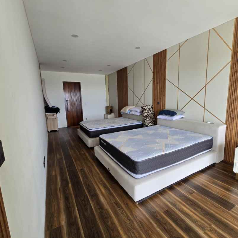 hunian lux 5 lantai semi furnished