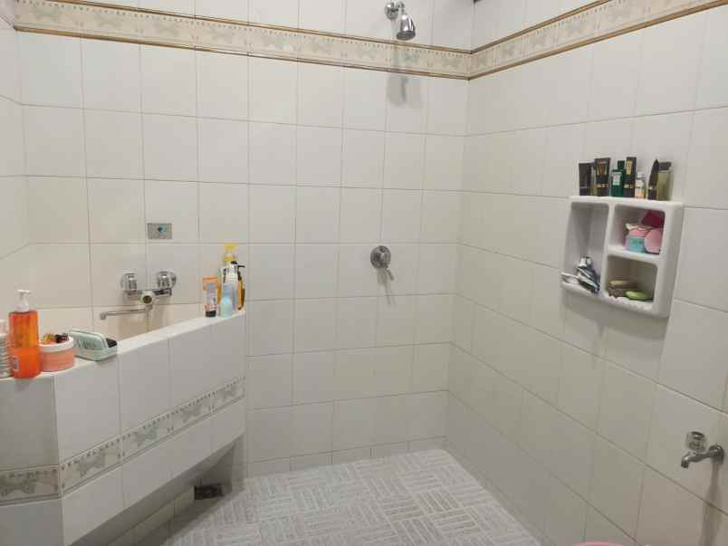 jual rumah ada kolam renang pribadi