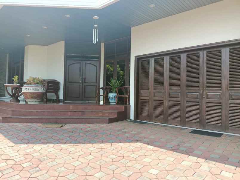 jual rumah ada kolam renang pribadi