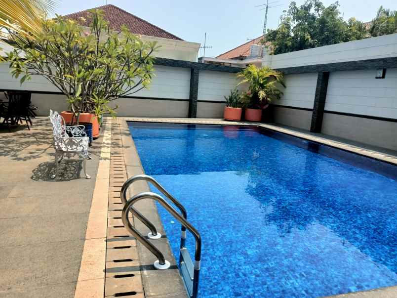 jual rumah ada kolam renang pribadi