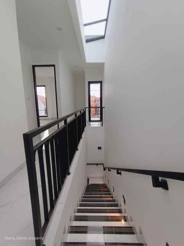 lt 100 m taman balkon rumah baru area bintaro