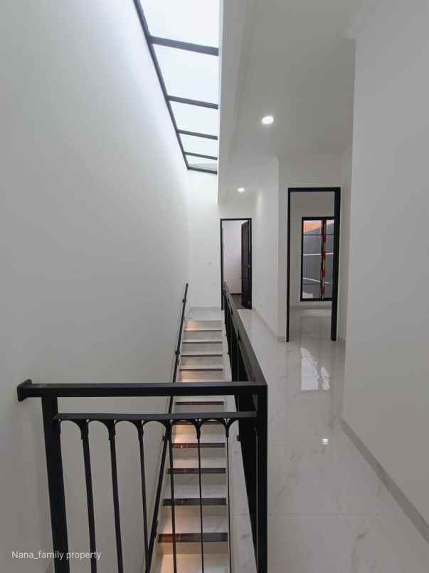 lt 100 m taman balkon rumah baru area bintaro