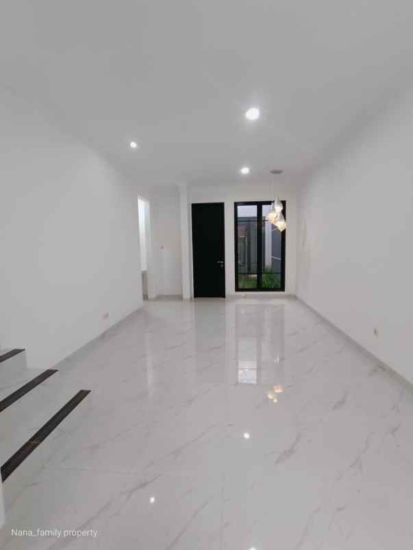 lt 100 m taman balkon rumah baru area bintaro