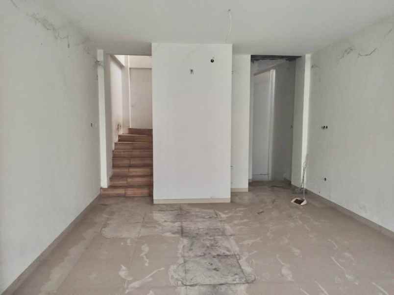 ruko royal crown siap pakai 3 lantai strategis