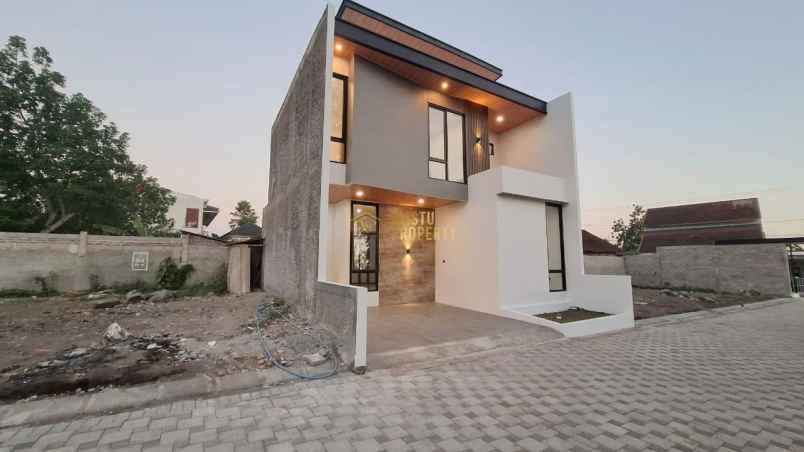 rumah 2 lantai dalam cluster one gate di jogja utara